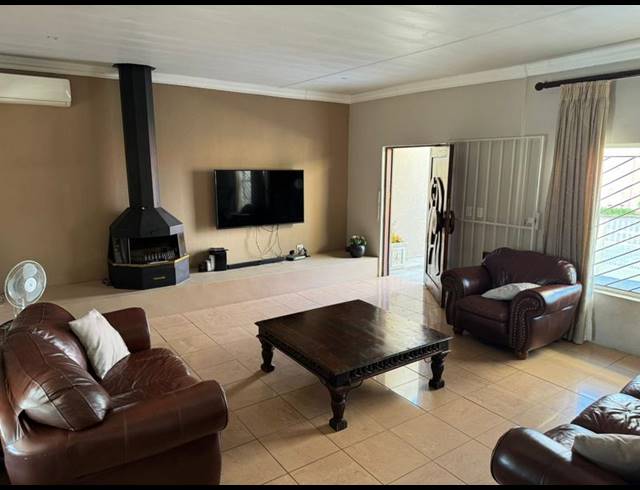 5 BEDROOM HOUSE FOR SALE IN HEUWELOORD